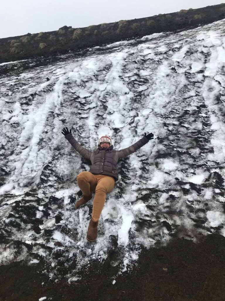 brincando na neve no vulcão Osorno na Patagônia chilena